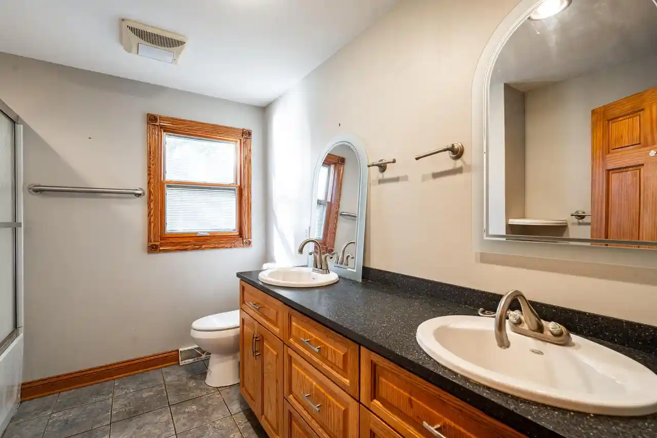 Photo 4 of Single family home for sale at N39w6631 Jackson St, Cedarburg, WI 53012 | MLS# 1983872 | Listing updated on 2026-10-08