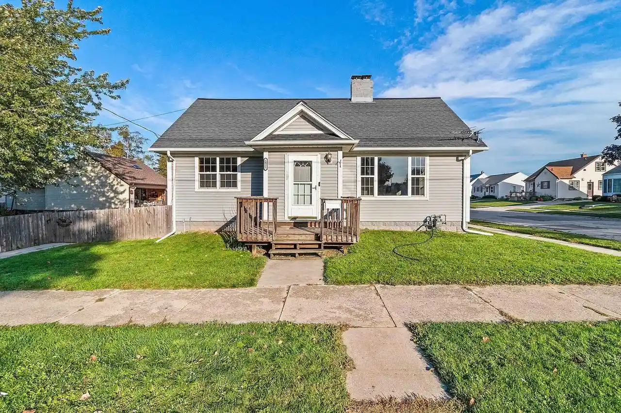 Photo 1 of Single family home for sale at 1821 S 18th Street, Manitowoc, WI 54220 | MLS# 50333988 | Listing updated on 2026-10-08