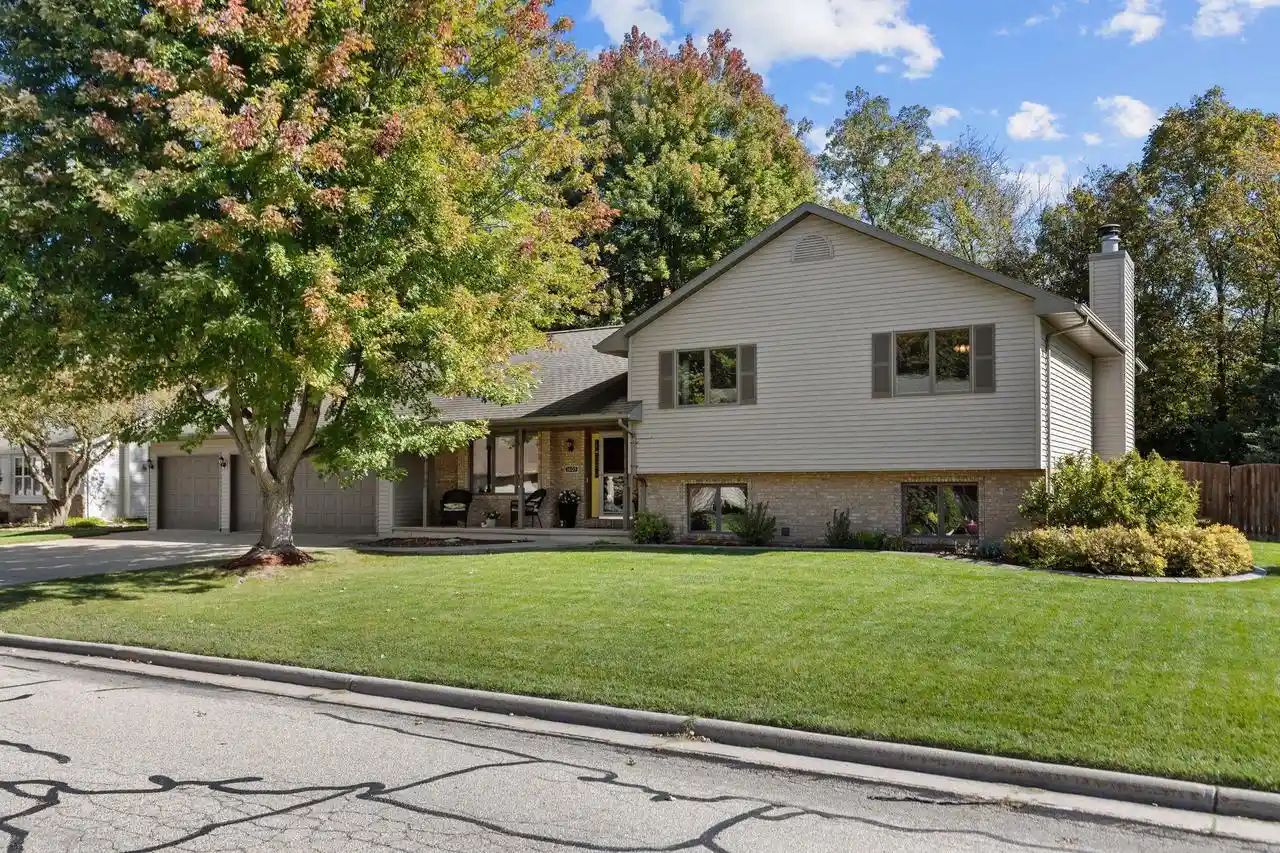 Photo 1 of Single family home for sale at 1605 Meadowbreeze Cir, Neenah, WI 54956 | MLS# 50333979 | Listing updated on 2026-10-08