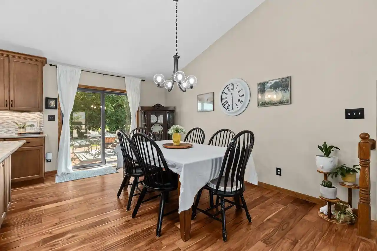 Photo 4 of Single family home for sale at 1605 Meadowbreeze Cir, Neenah, WI 54956 | MLS# 50333979 | Listing updated on 2026-10-08