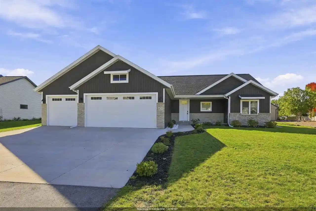 Photo 1 of Single family home for sale at 407 Jerelyn Ct, Combined Locks, WI 54113 | MLS# 50334034 | Listing updated on 2026-10-08