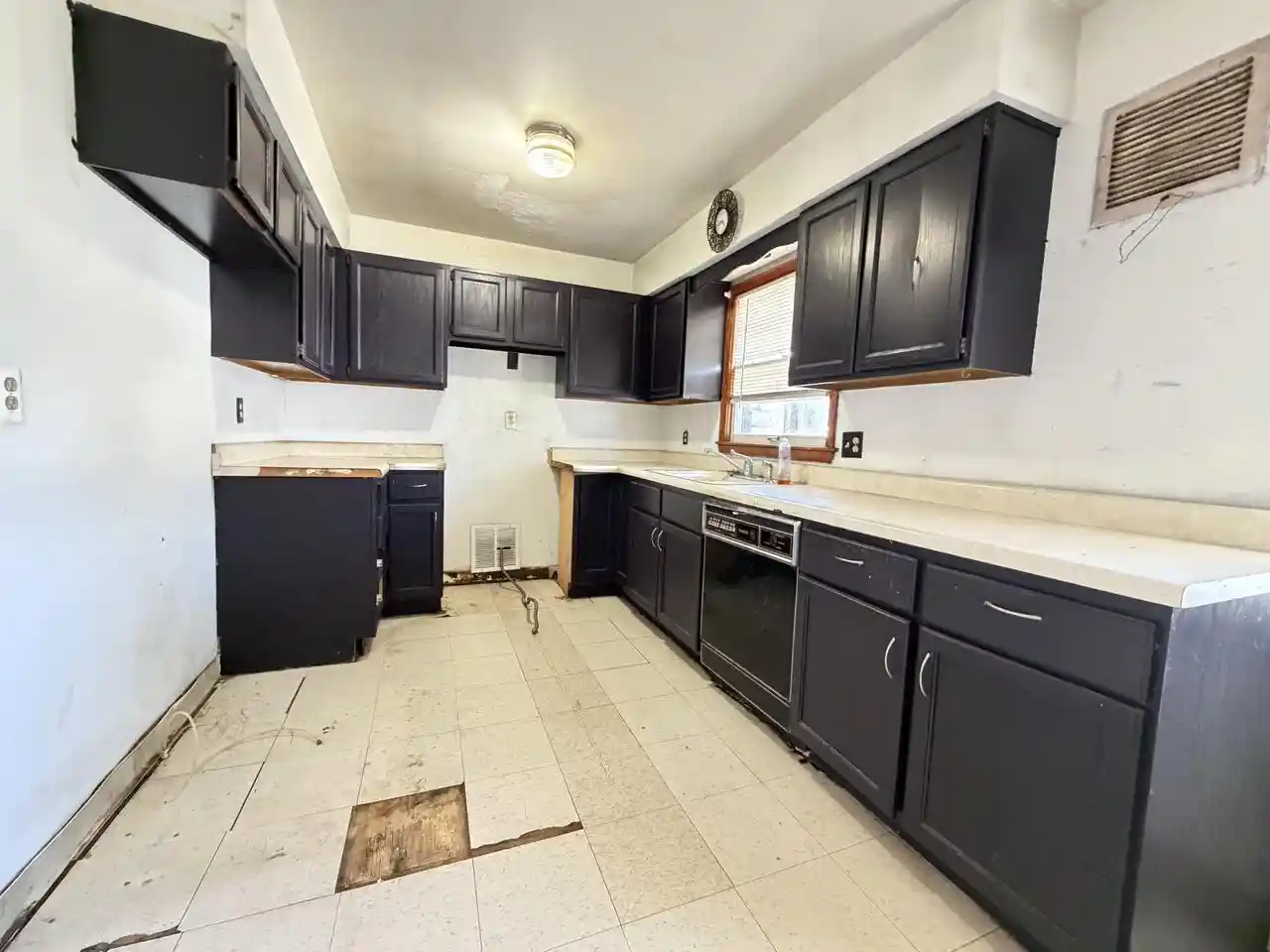 Photo 4 of Single family home for sale at 2708 W High St, Racine, WI 53404 | MLS# 1984084 | Listing updated on 2026-10-09