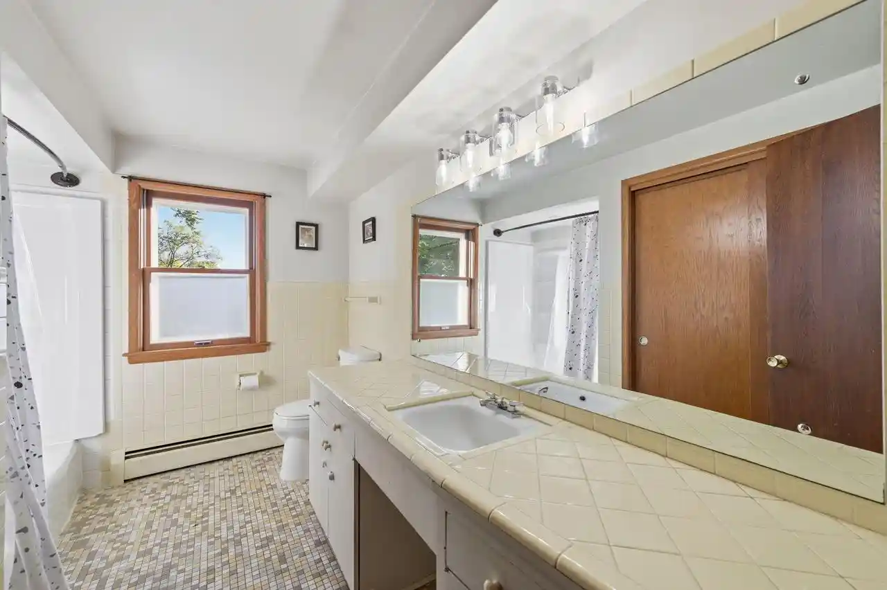 Photo 4 of Single family home for sale at 409 Parkway Dr, South Milwaukee, WI 53172 | MLS# 1984091 | Listing updated on 2026-10-10
