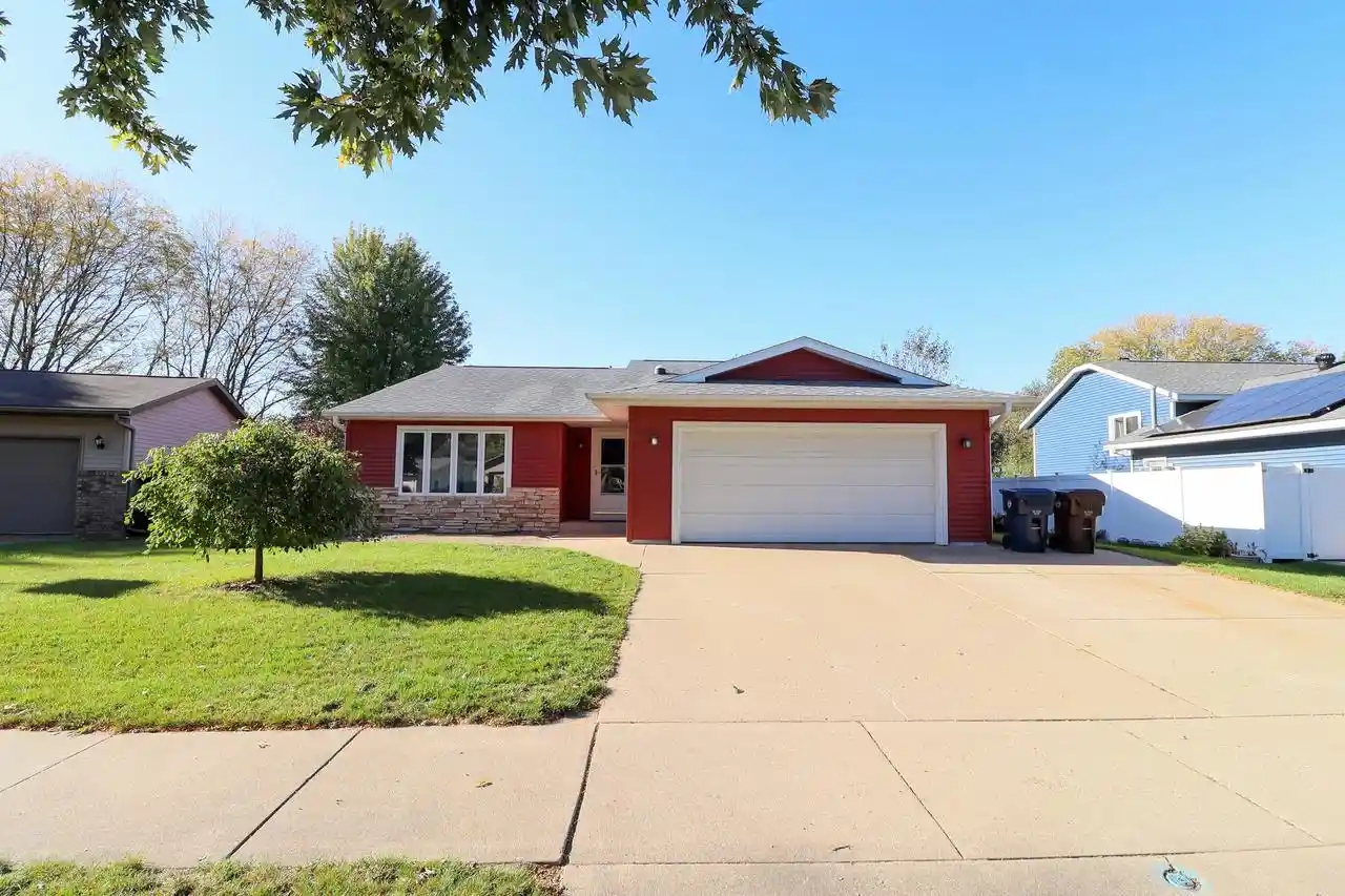 Photo 1 of Single family home for sale at 1934 Esther Dr, Onalaska, WI 54650 | MLS# 1984100 | Listing updated on 2026-10-09