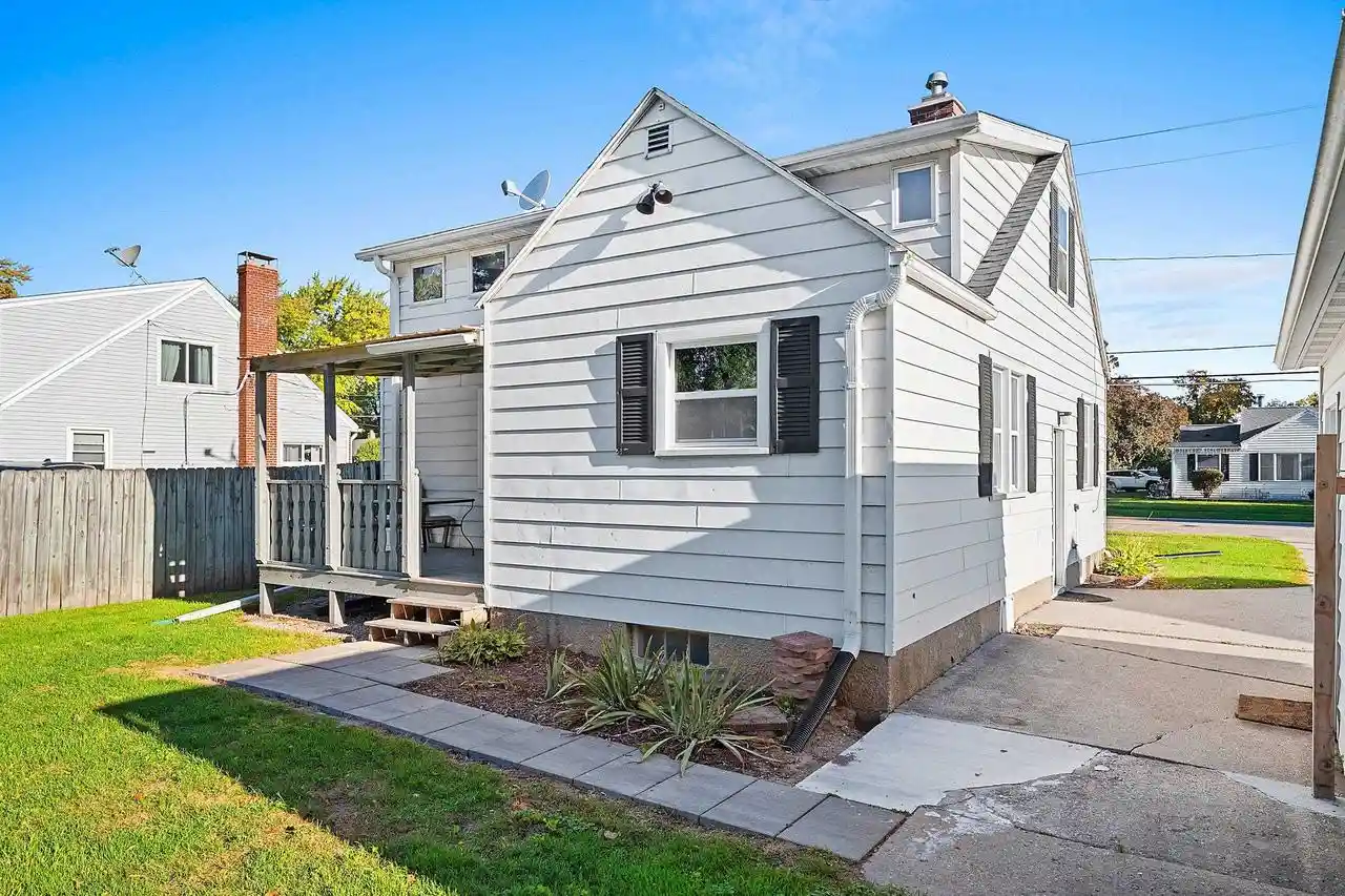 Photo 3 of Single family home for sale at 1101 9th Street, Green Bay, WI 54304 | MLS# 50334048 | Listing updated on 2026-10-09