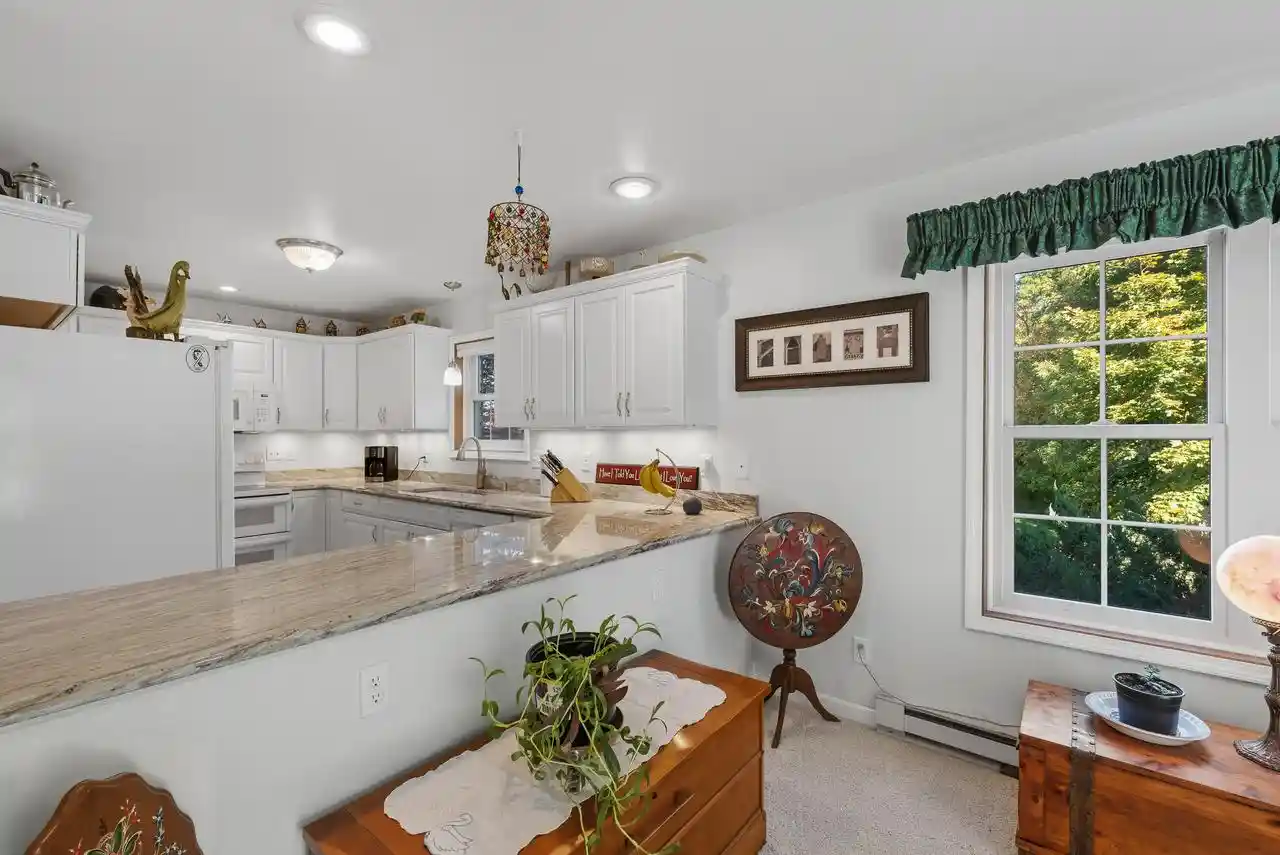 Listing Photo 5 - Condo for sale in building located at 715 Canterberry Ct, West Bend, WI 53090 - Unit #102