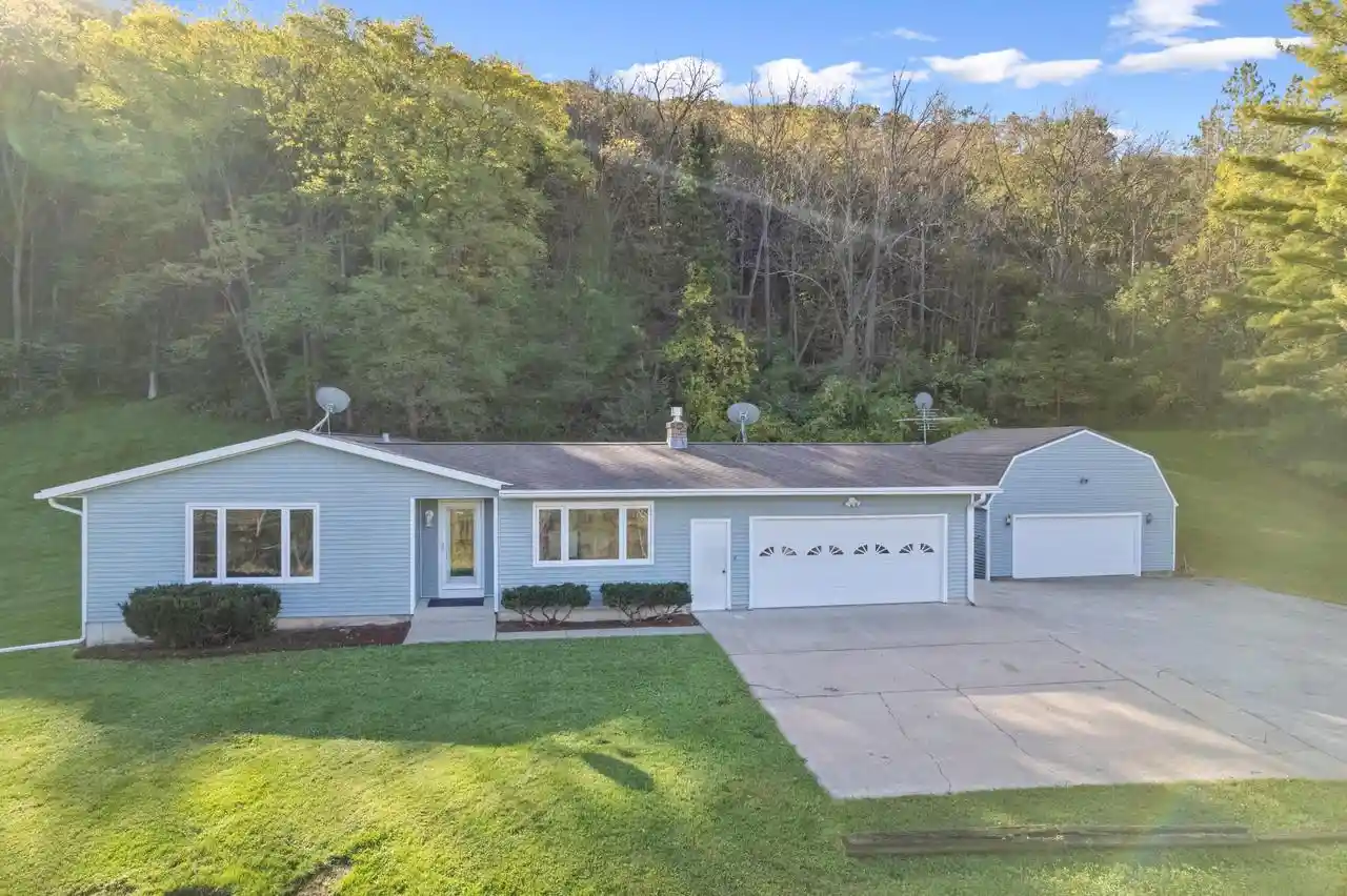 Photo 1 of Single family home for sale at 25434 County Rd 9, Winona, MN 55987 | MLS# 1984200 | Listing updated on 2026-10-30