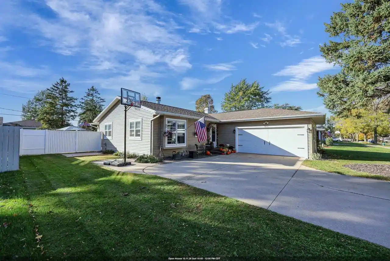 Single family home for sale at 925 S Covenant Ln, Appleton, WI 54915 | MLS# 50334067