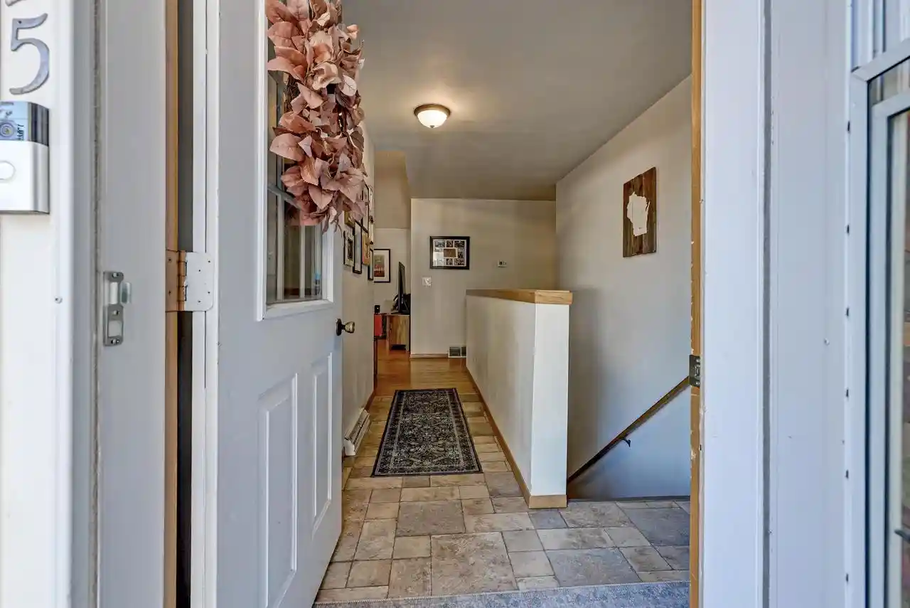 Photo 2 of Single family home for sale at 925 S Covenant Ln, Appleton, WI 54915 | MLS# 50334067 | Listing updated on 2026-10-09