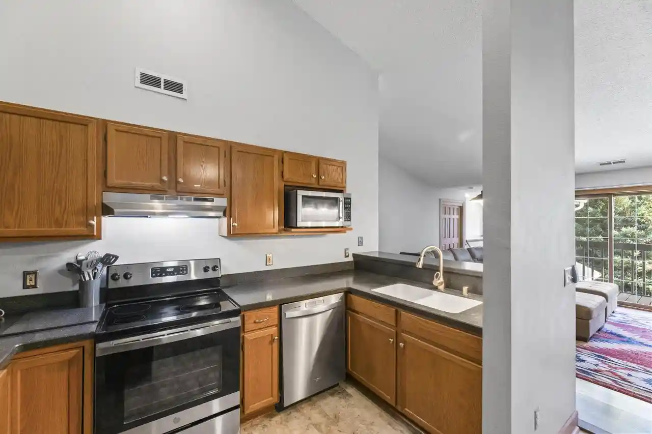 Listing Photo 4 - Condo for sale in building located at W240n2566 E Pkwy Mdw Cir, Pewaukee, WI 53072 - Unit #5