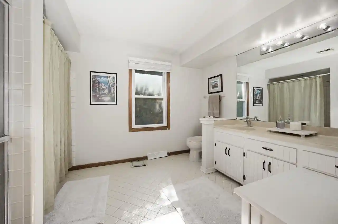 Photo 3 of Condo for sale at 1515 W De La Warr Cir, Mequon, WI 53092 | MLS# 1984235 | Listing updated on 2026-10-09
