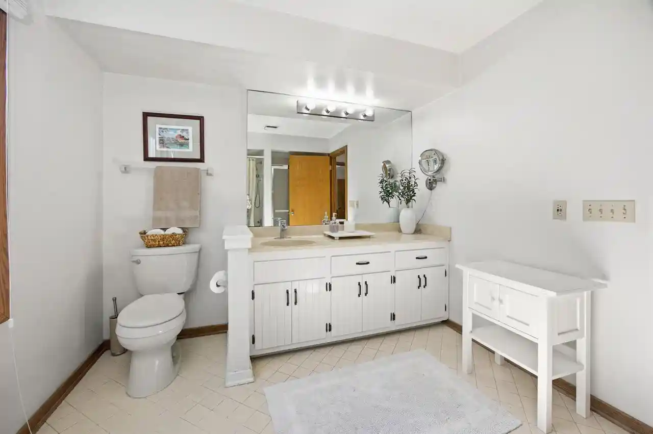 Photo 3 of Condo for sale at 1515 W De La Warr Cir, Mequon, WI 53092 | MLS# 1984235 | Listing updated on 2026-10-09