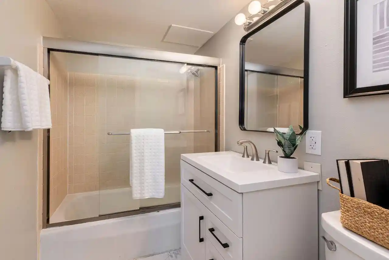 Listing Photo 5 - Condo for sale in building located at 1707 N Prospect Ave, Milwaukee, WI 53202 - Unit #11B