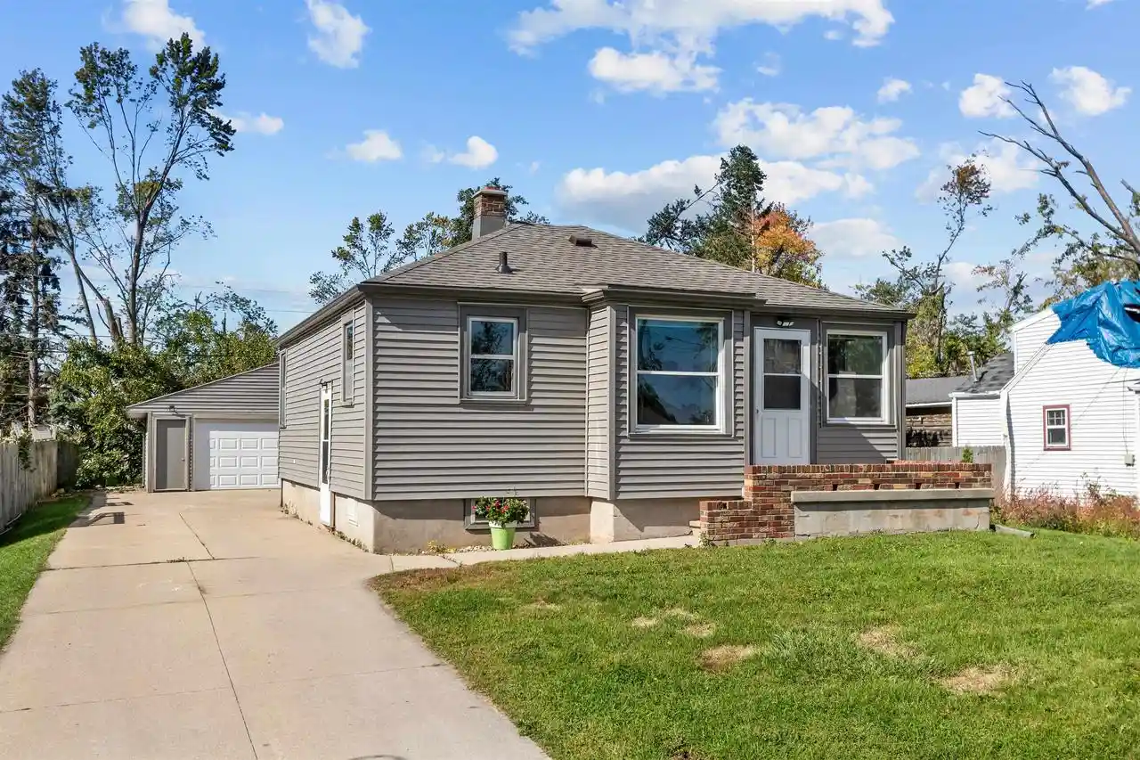 Photo 1 of Single family home for sale at 994 Claude St, Menasha, WI 54952 | MLS# 50334107 | Listing updated on 2026-10-09