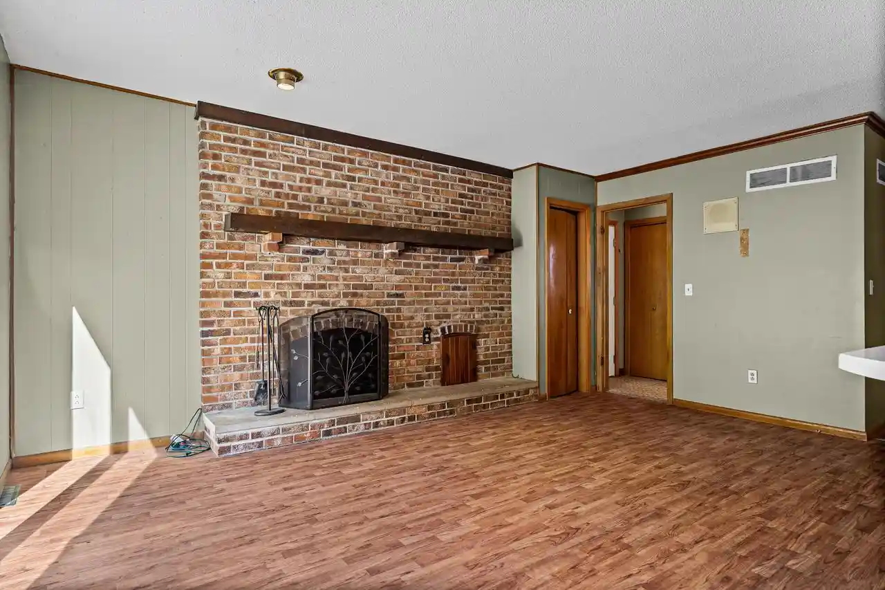 Photo 3 of Sale Pending at 705 2nd Street S St, La Crescent, MN 55947 | MLS# 1984306 | Listing updated on 2026-10-21