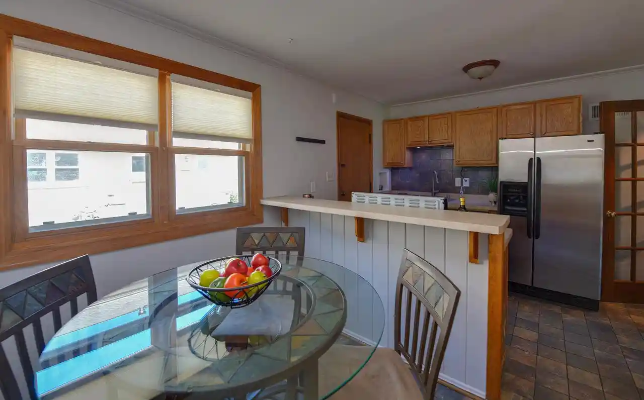 Photo 4 of Condo for sale at 4890 N Shoreland Ave, Milwaukee, WI 53217 | MLS# 1984334 | Listing updated on 2026-10-12
