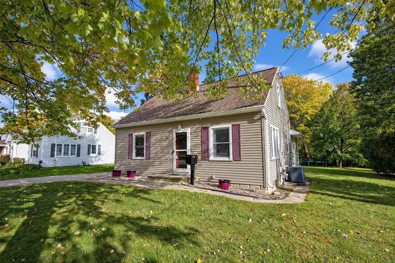 Photo 1 of Single family home for sale at 1155 S Ridge Rd, Green Bay, WI 54304 | MLS# 50334158 | Listing updated on 2026-10-12