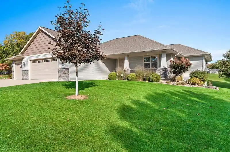 Photo 1 of Single family home for sale at 2940 Woodale Ave, Green Bay, WI 54313 | MLS# 50334182 | Listing updated on 2026-10-28