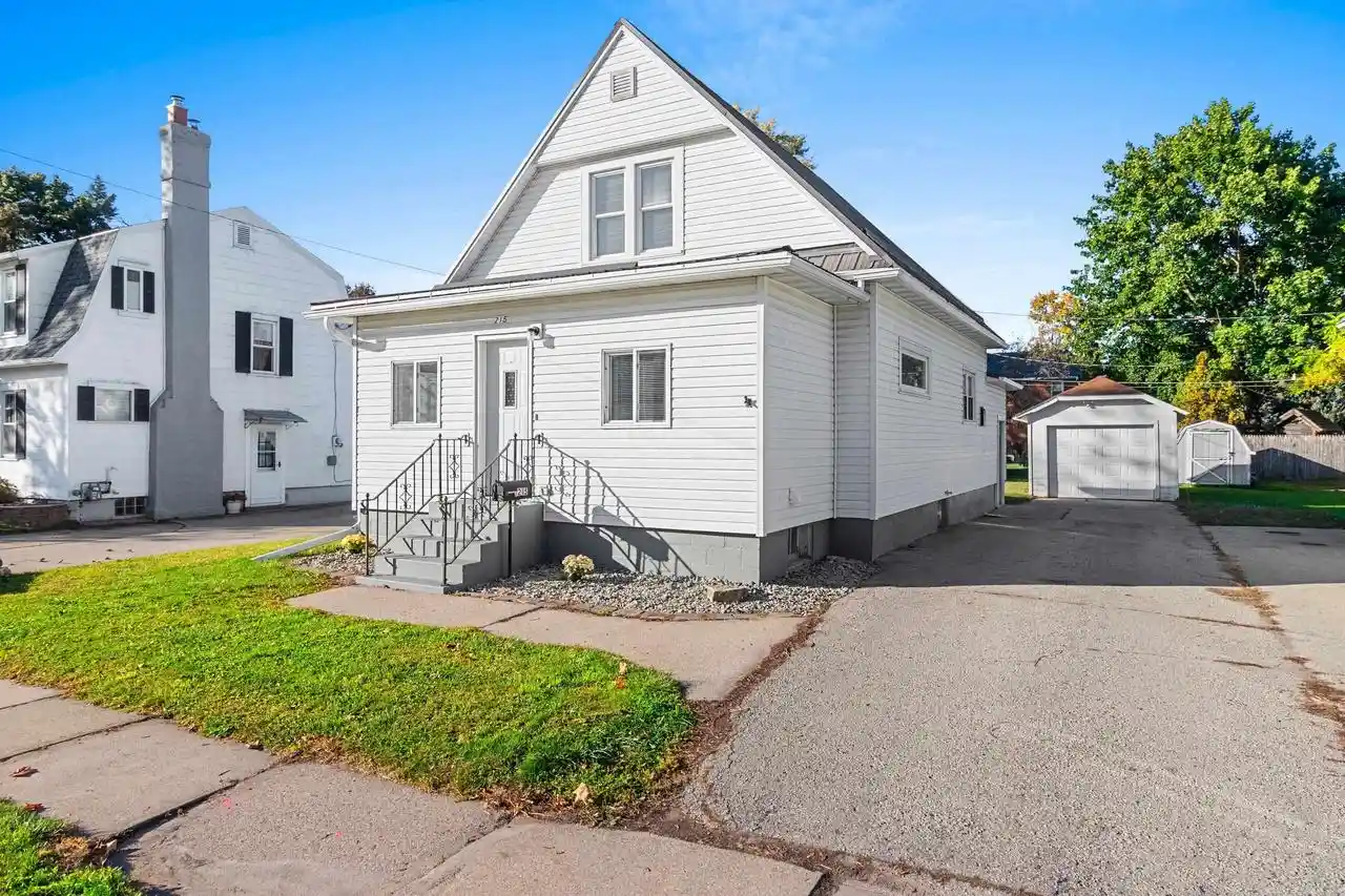 Photo 1 of Single family home for sale at 215 W Quincy St, New London, WI 54961 | MLS# 50334186 | Listing updated on 2026-10-17