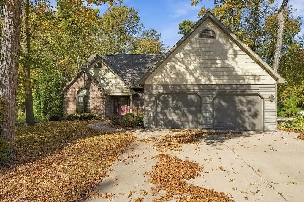 Photo 1 of Single family home for sale at 2398 Burnwood Dr, Oshkosh, WI 54902 | MLS# 50334194 | Listing updated on 2026-10-19