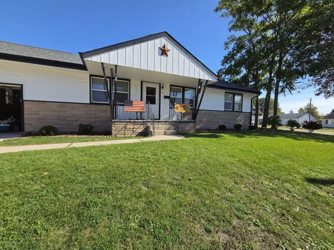 Photo 1 of Single family home for sale at 923 Circle Dr, Manitowoc, WI 54220 | MLS# 1984508 | Listing updated on 2026-10-12