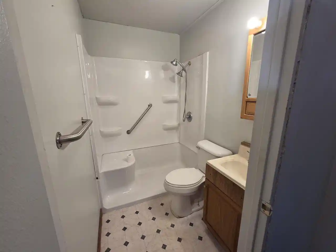 Photo 2 of Single family home for sale at 923 Circle Dr, Manitowoc, WI 54220 | MLS# 1984508 | Listing updated on 2026-10-12