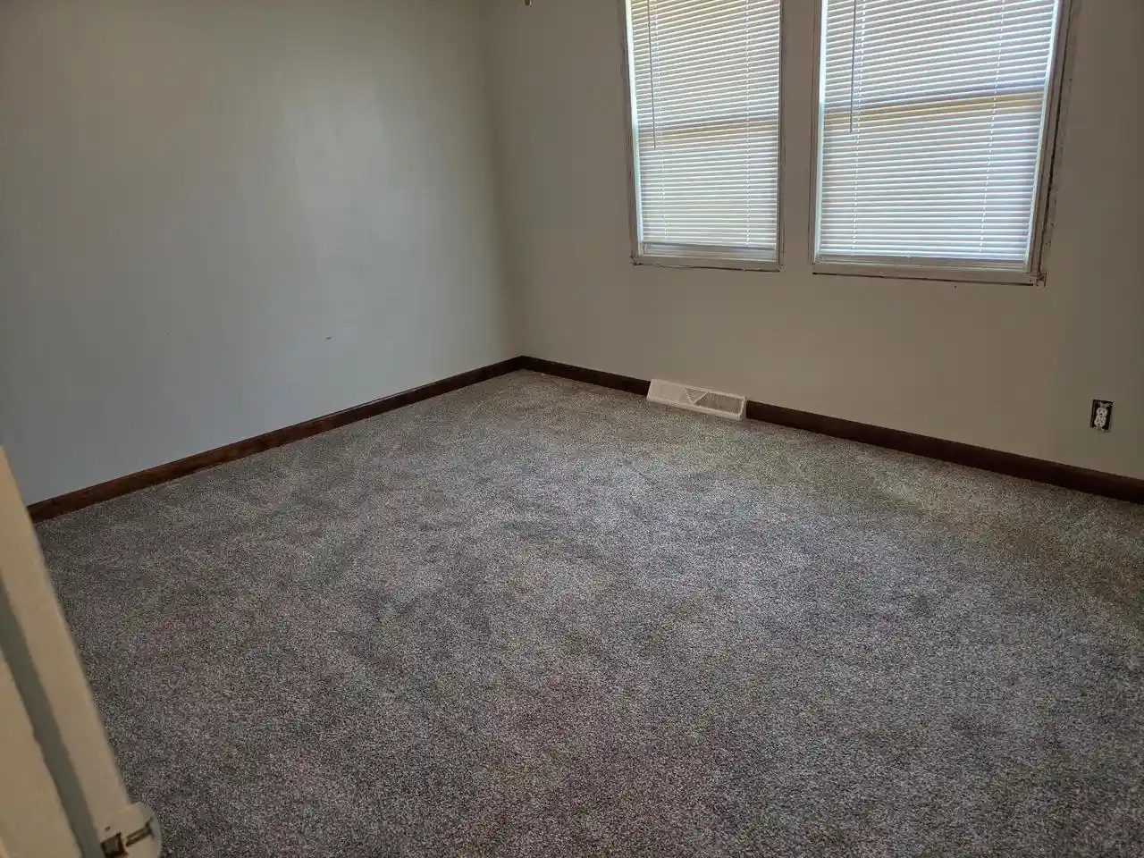 Photo 3 of Single family home for sale at 923 Circle Dr, Manitowoc, WI 54220 | MLS# 1984508 | Listing updated on 2026-10-12