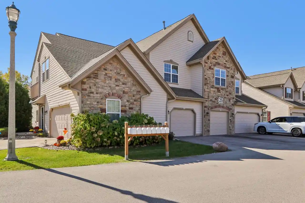 Condo for sale at 8673 S Roxbury Way, Oak Creek, WI 53154 | MLS# 1984516
