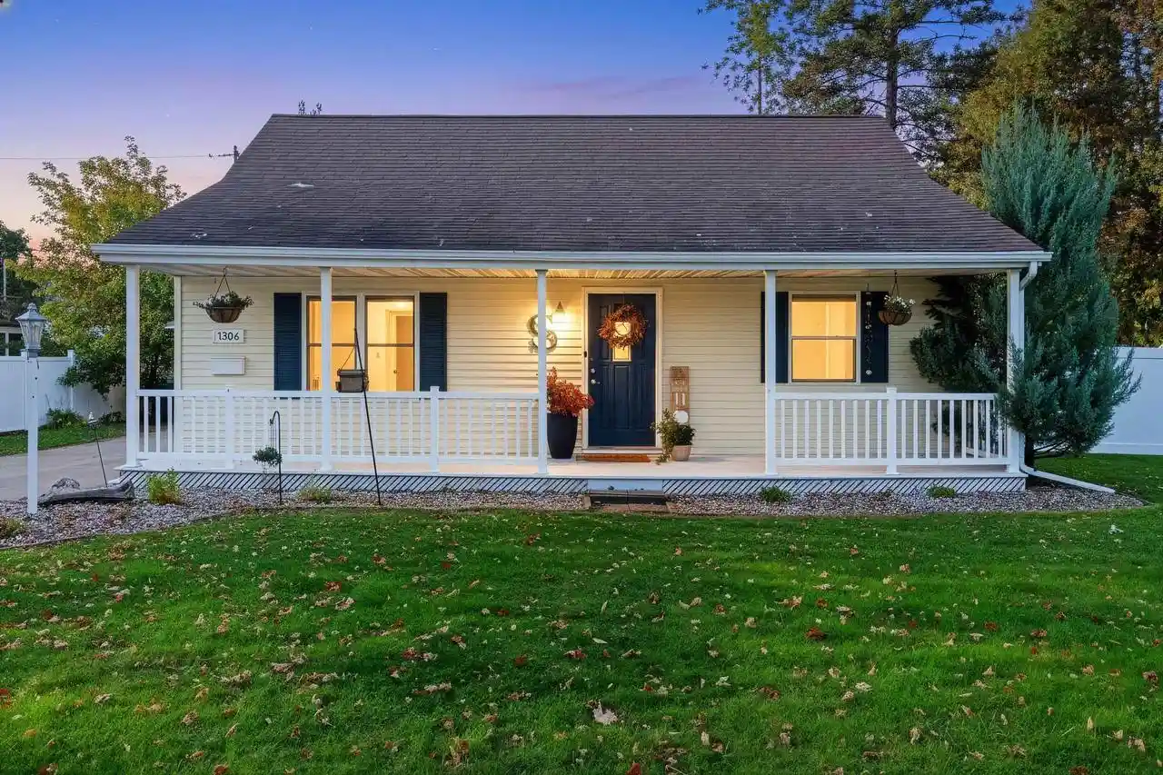 Photo 1 of Single family home for sale at 1306 S Riverdale Dr, Appleton, WI 54914 | MLS# 50334200 | Listing updated on 2026-10-22