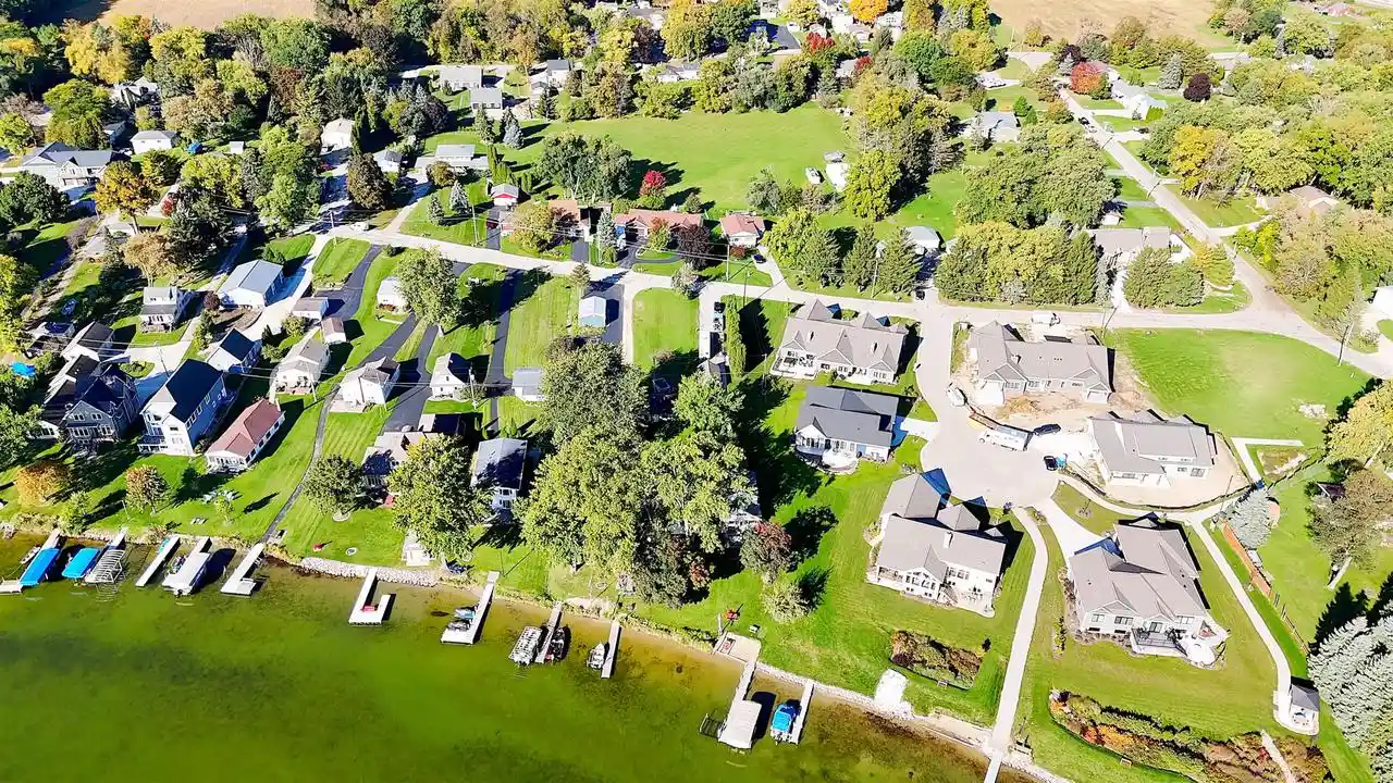 Photo 3 of Single family home for sale at 3404 Lake Dr, Hartford, WI 53027 | MLS# 1984551 | Listing updated on 2026-10-13