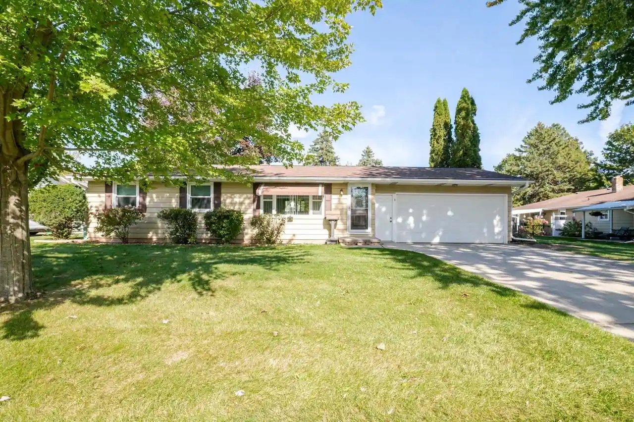 Photo 1 of Single family home for sale at 2682 Tulip Ln, Green Bay, WI 54313 | MLS# 50334185 | Listing updated on 2026-10-27