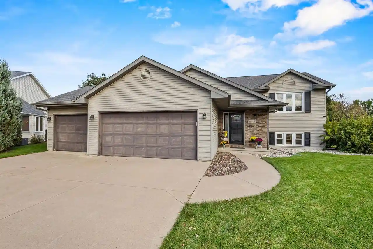 Photo 1 of Single family home for sale at 4030 Prairie Ln, Oshkosh, WI 54901 | MLS# 50334178 | Listing updated on 2026-10-19