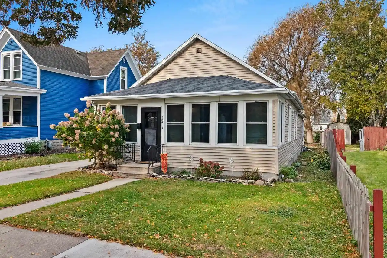 Photo 1 of Single family home for sale at 728 S Jefferson St, Green Bay, WI 54301 | MLS# 50334230 | Listing updated on 2026-10-19