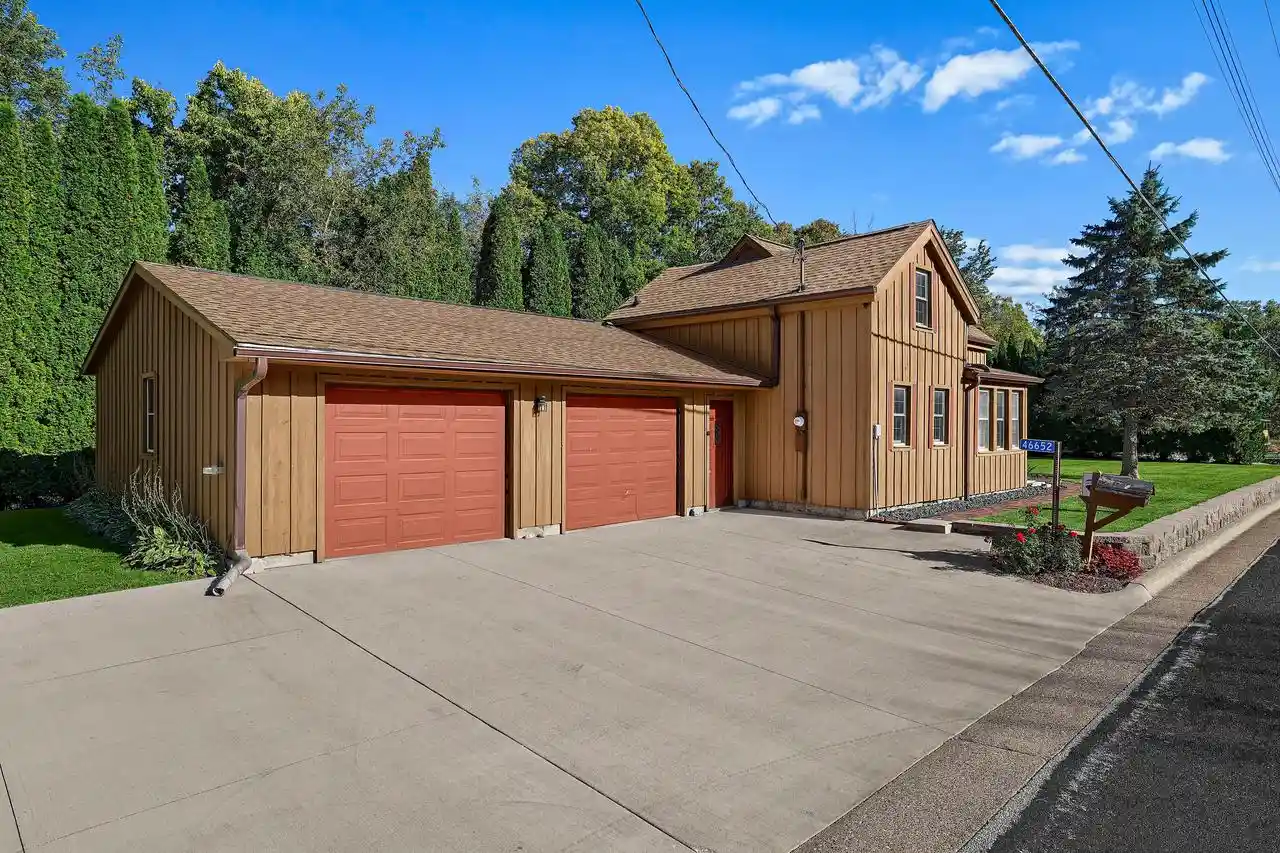 Photo 1 of Single family home for sale at 46652 Riverview Dr, La Crescent, MN 55947 | MLS# 1984595 | Listing updated on 2026-10-14