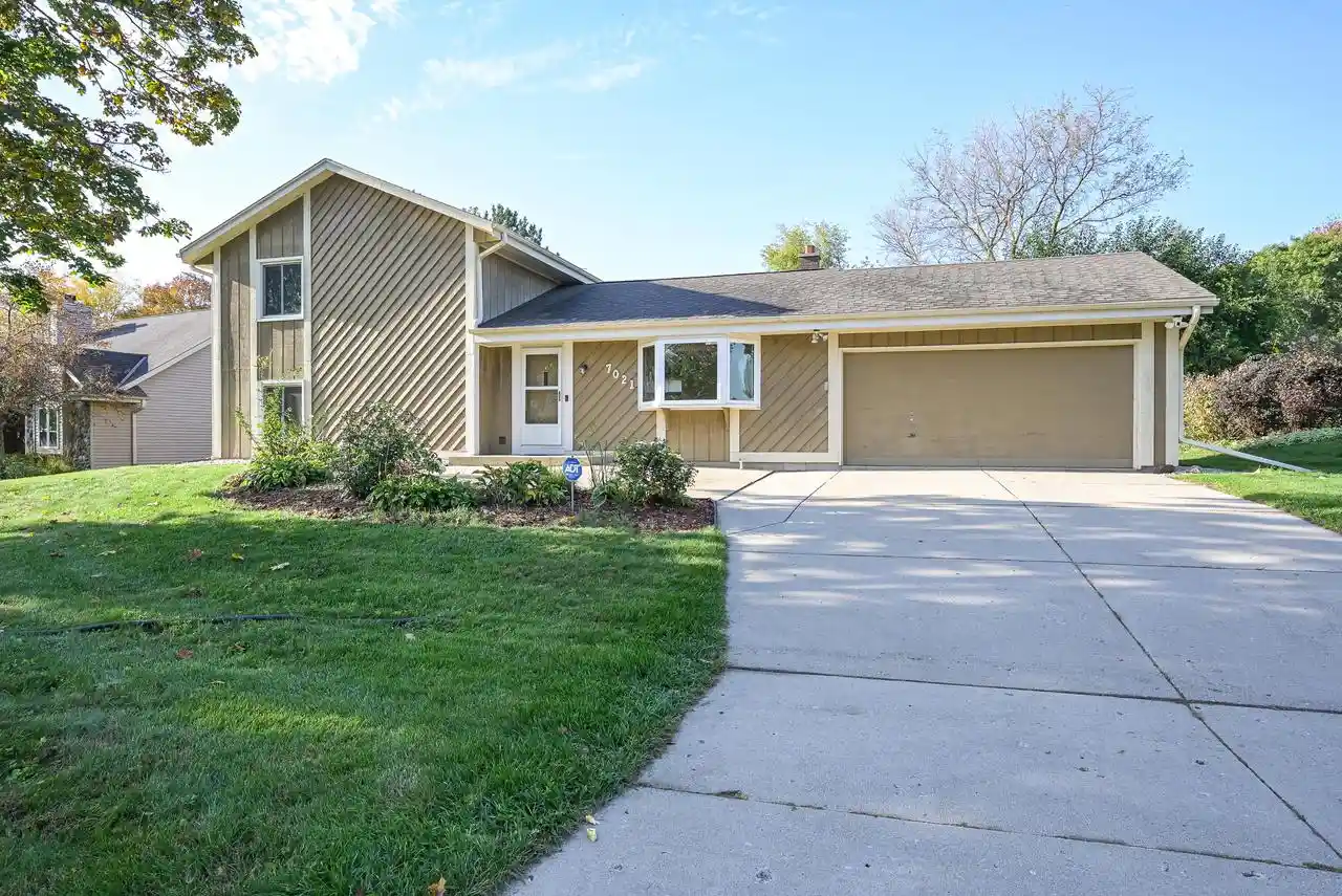 Photo 1 of Single family home for sale at 7021 W Southview Dr, Franklin, WI 53132 | MLS# 1984604 | Listing updated on 2026-10-21