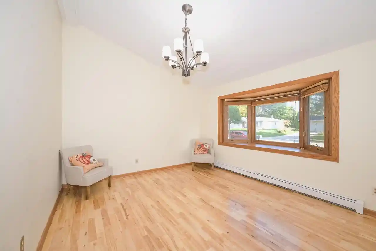 Photo 3 of Single family home for sale at 7021 W Southview Dr, Franklin, WI 53132 | MLS# 1984604 | Listing updated on 2026-10-21