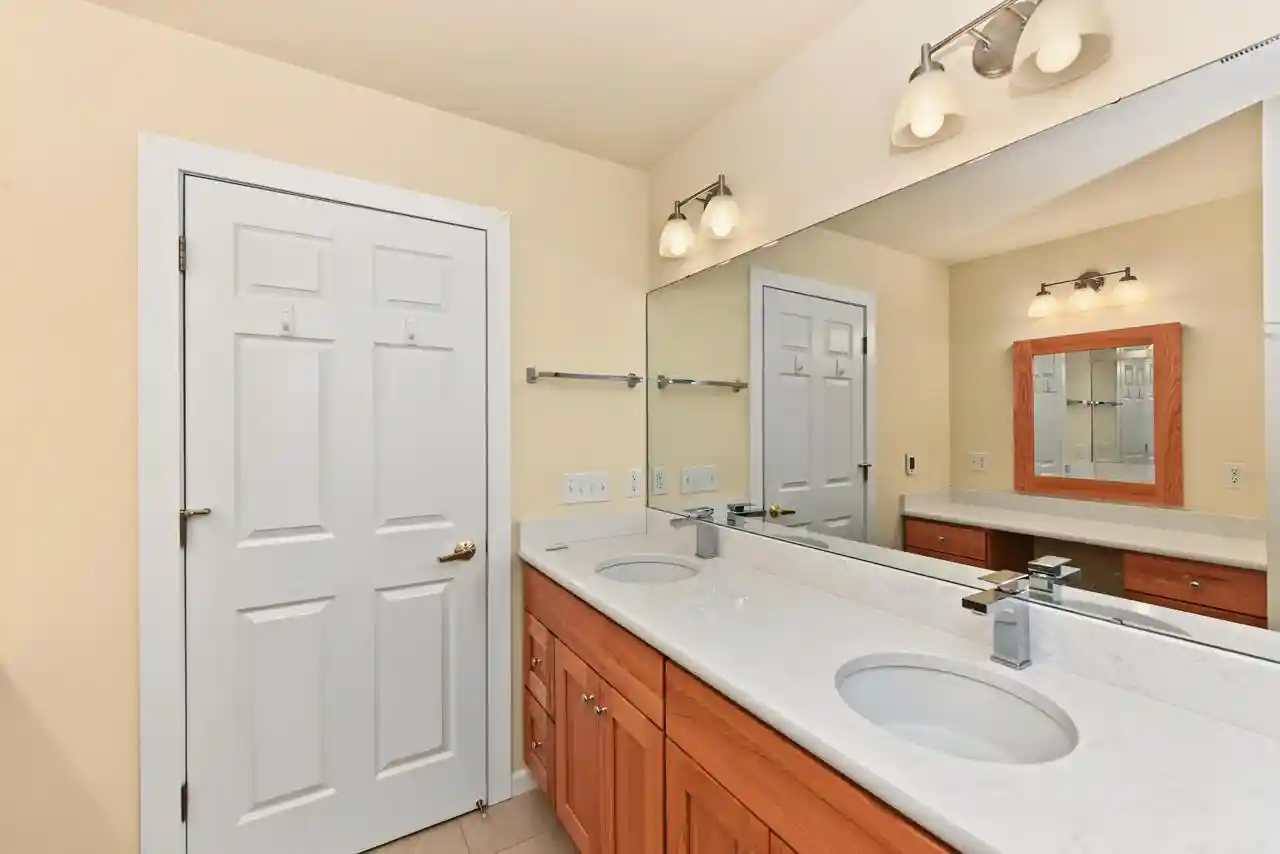 Listing Photo 2 - Condo for sale in building located at 5152 S Hidden Dr, Milwaukee, WI 53221