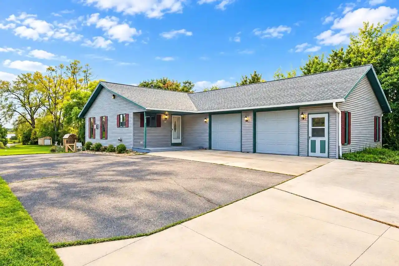 Photo 1 of Single family home for sale at 727 E Clay St, Whitewater, WI 53190 | MLS# 2034592 | Listing updated on 2026-10-21
