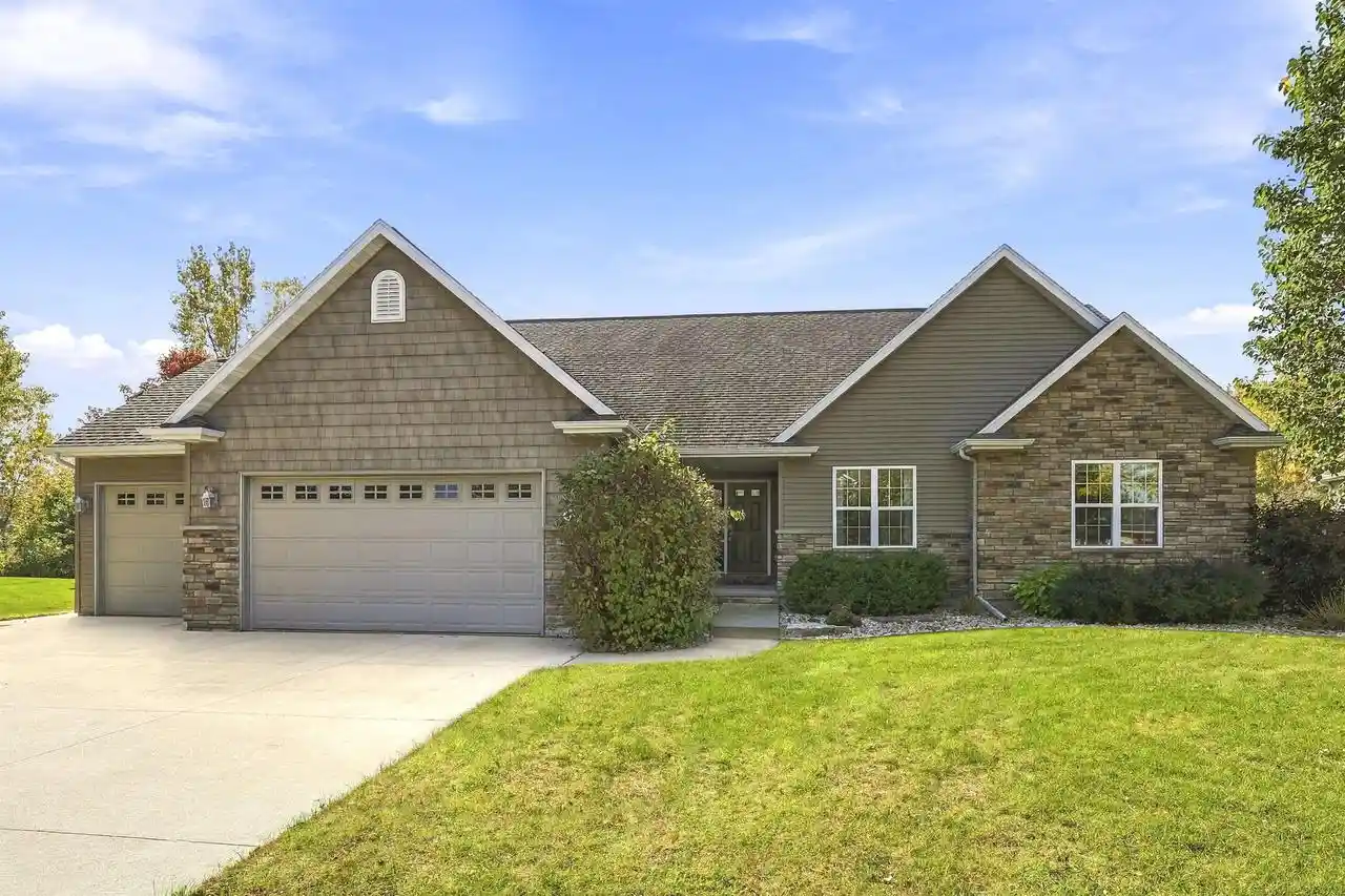 Photo 1 of Single family home for sale at 2701 E Glenhurst Ln, Appleton, WI 54913 | MLS# 50334275 | Listing updated on 2026-10-19