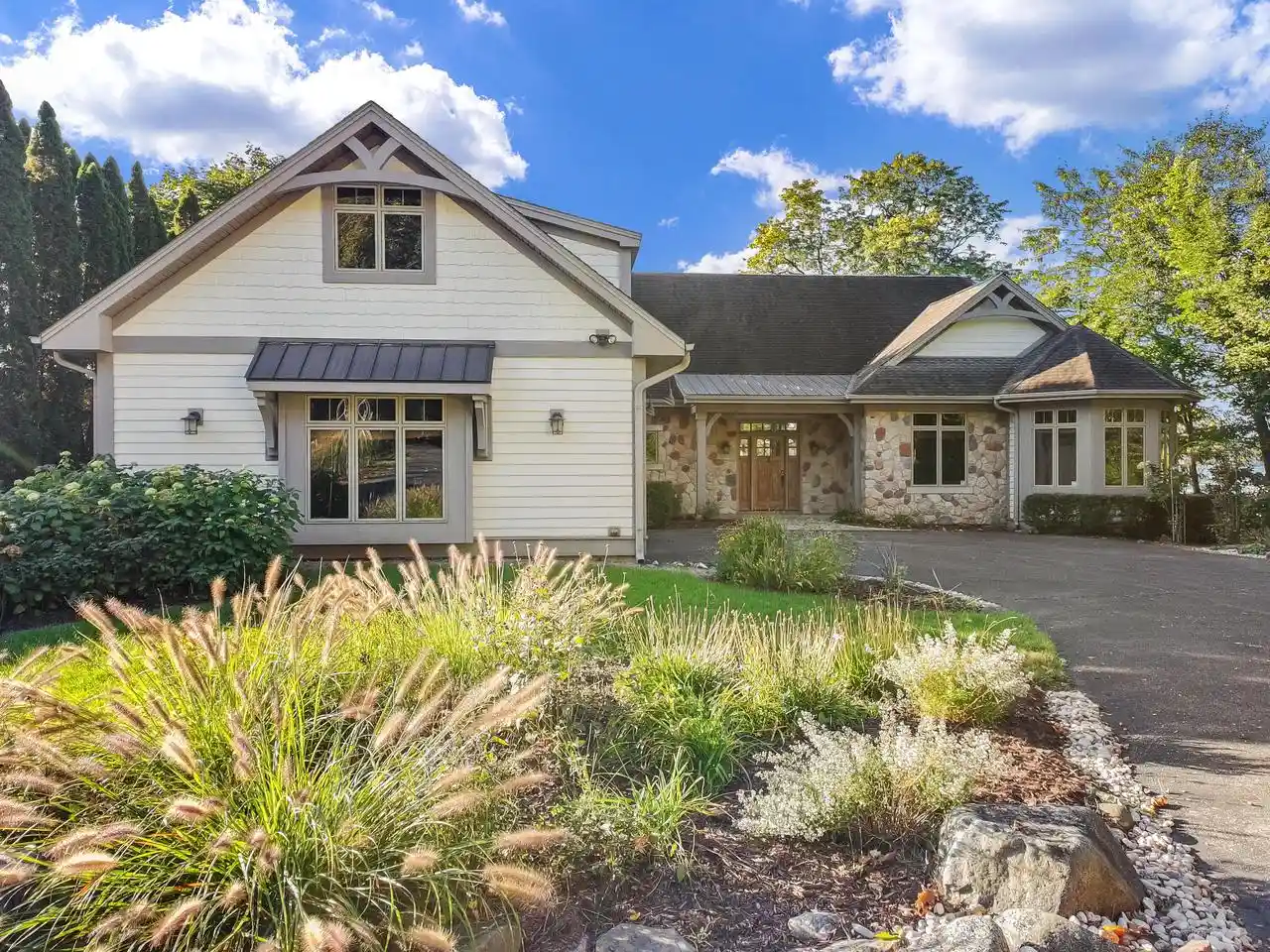 Photo 1 of Single family home for sale at N2331 Geneva Oak Trl, Lake Geneva, WI 53147 | MLS# 1984760 | Listing updated on 2026-10-20