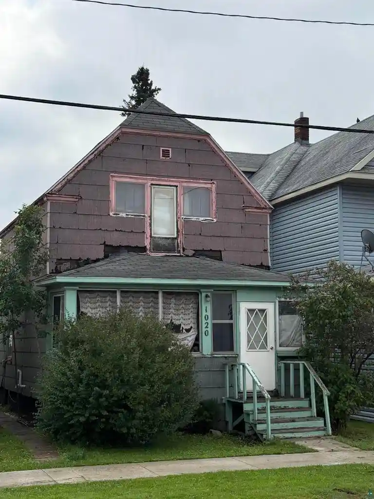 Photo 1 of Sale Pending at 1020 Oakes Ave, Superior, WI 54880 | MLS# 6128496 | Listing updated on 2026-10-20