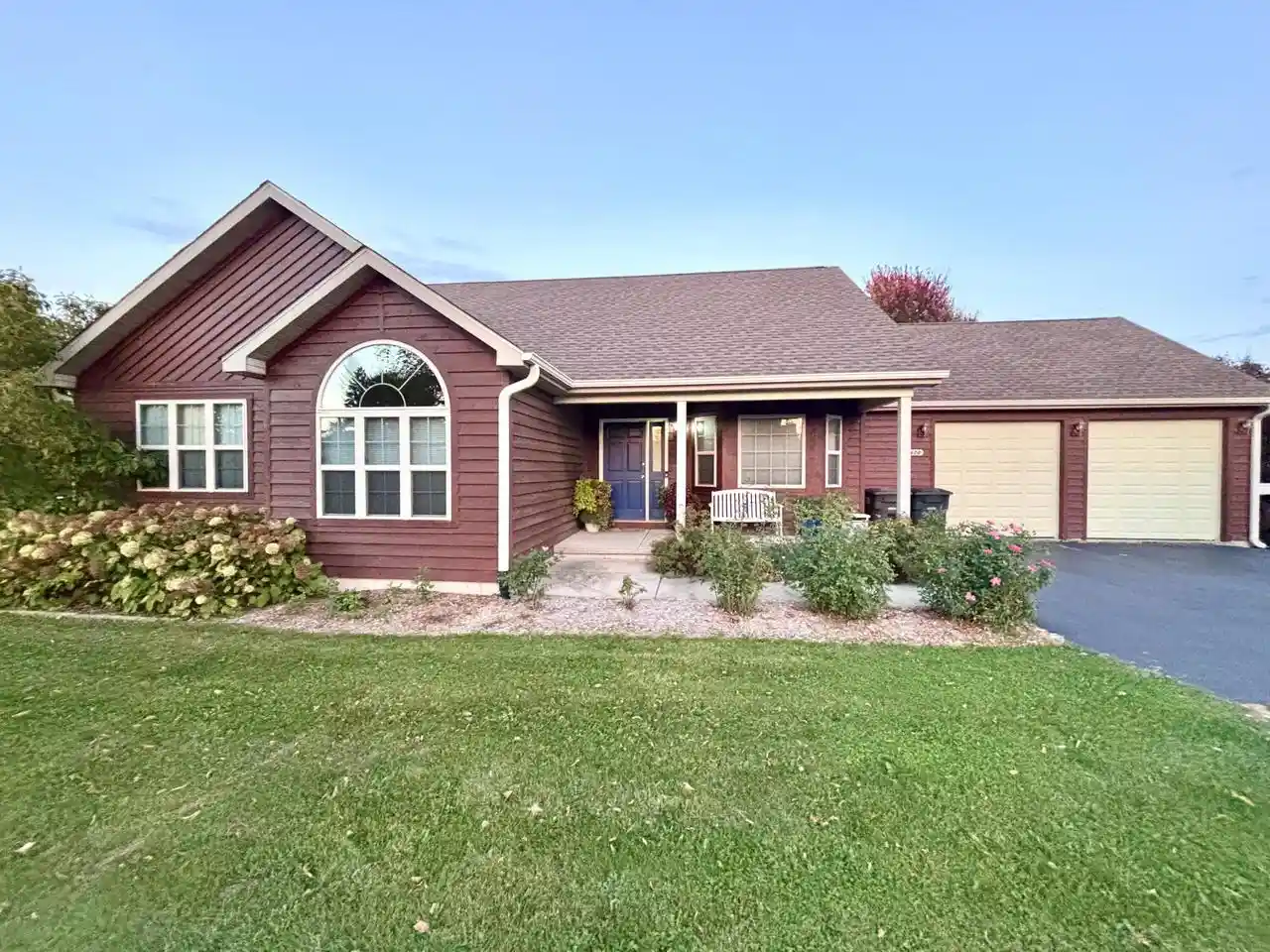 Photo 1 of Single family home for sale at N1620 N Geneva Ave, Lake Geneva, WI 53147 | MLS# 1984850 | Listing updated on 2026-10-27