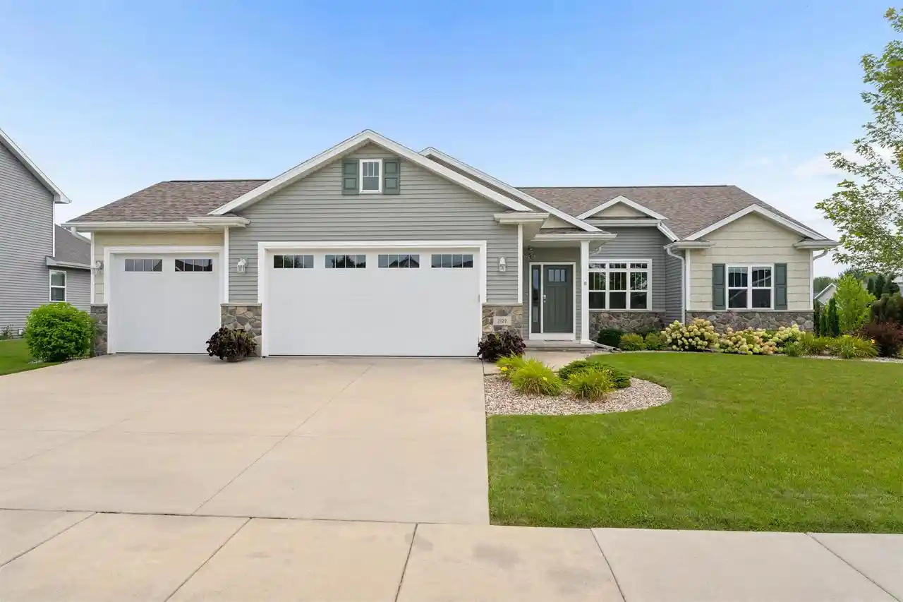 Photo 1 of Single family home for sale at 2127 W Kohl Dr, Appleton, WI 54913 | MLS# 50334354 | Listing updated on 2026-10-19