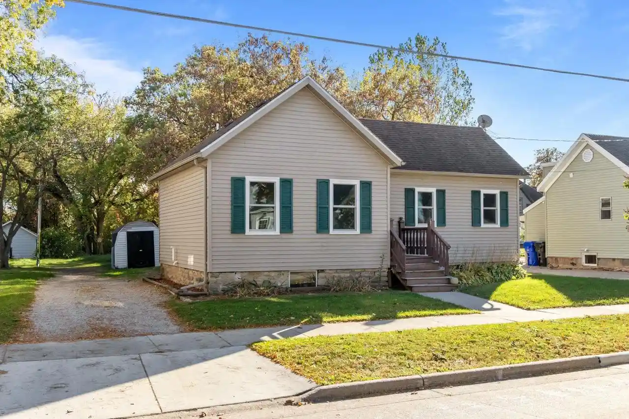 Photo 1 of Single family home for sale at 917 W Franklin St, Appleton, WI 54914 | MLS# 50334360 | Listing updated on 2026-10-19