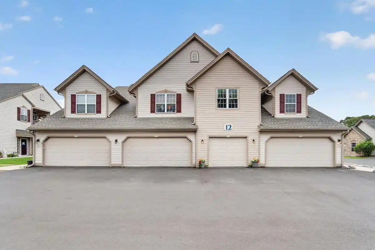 Condo for sale at 2319 W Vista Bella Dr, Oak Creek, WI 53154 | MLS# 1984951