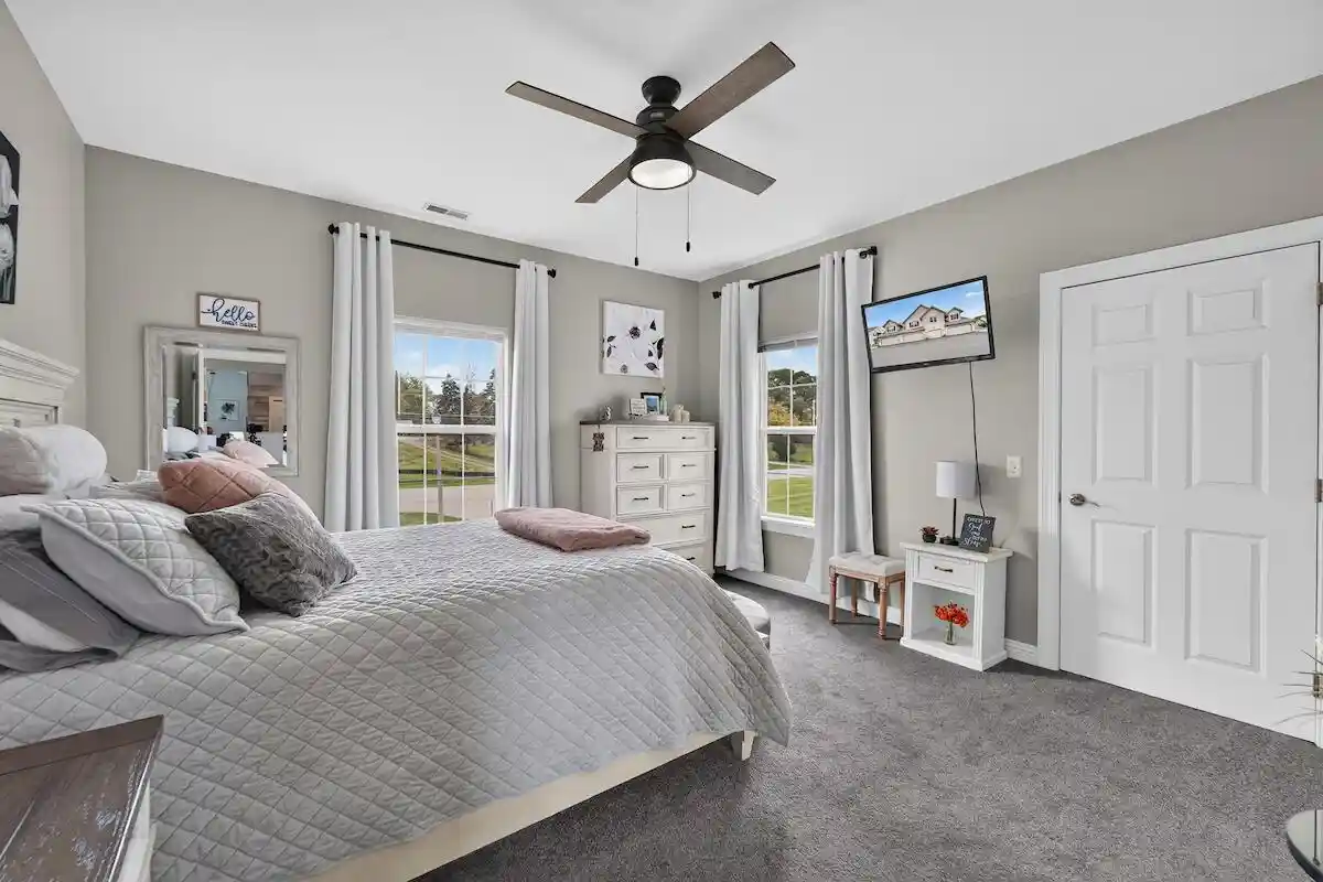 Photo 3 of Condo for sale at 2319 W Vista Bella Dr, Oak Creek, WI 53154 | MLS# 1984951 | Listing updated on 2026-10-23