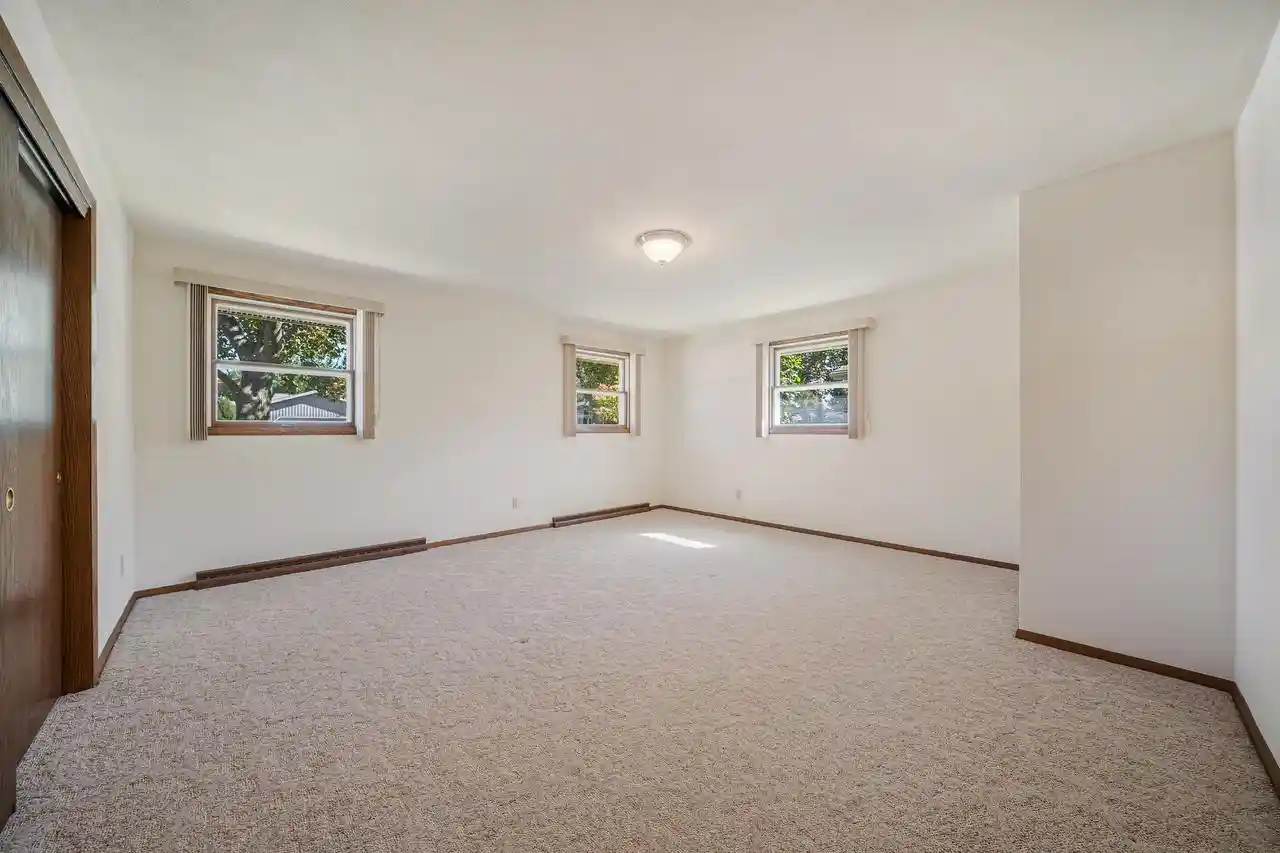 Photo 3 of Single family home for sale at 1413 W Edmund Dr, Appleton, WI 54914 | MLS# 50334350 | Listing updated on 2026-10-19
