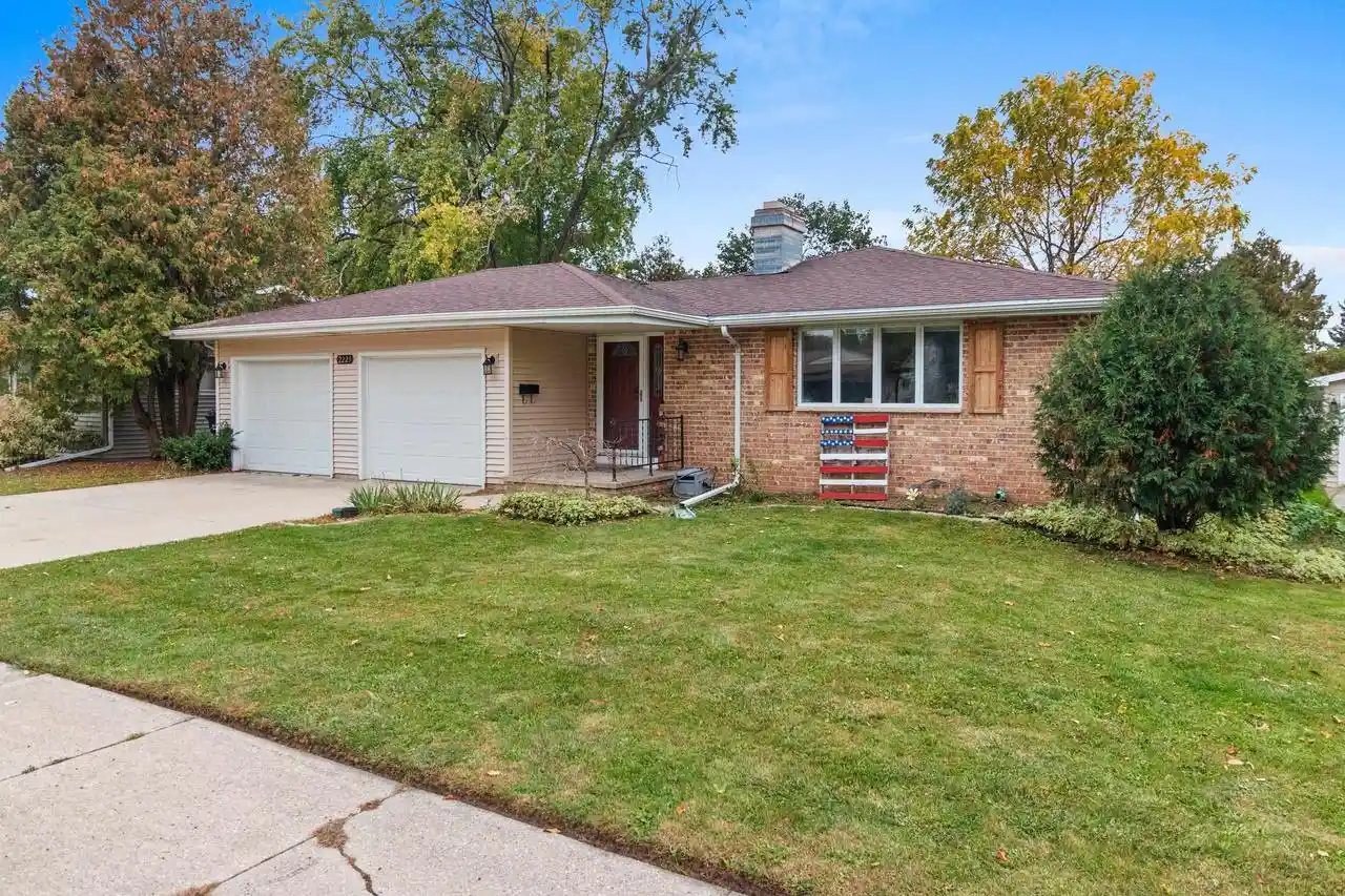Photo 1 of Single family home for sale at 2223 N Outagamie St, Appleton, WI 54914 | MLS# 50334400 | Listing updated on 2026-10-26