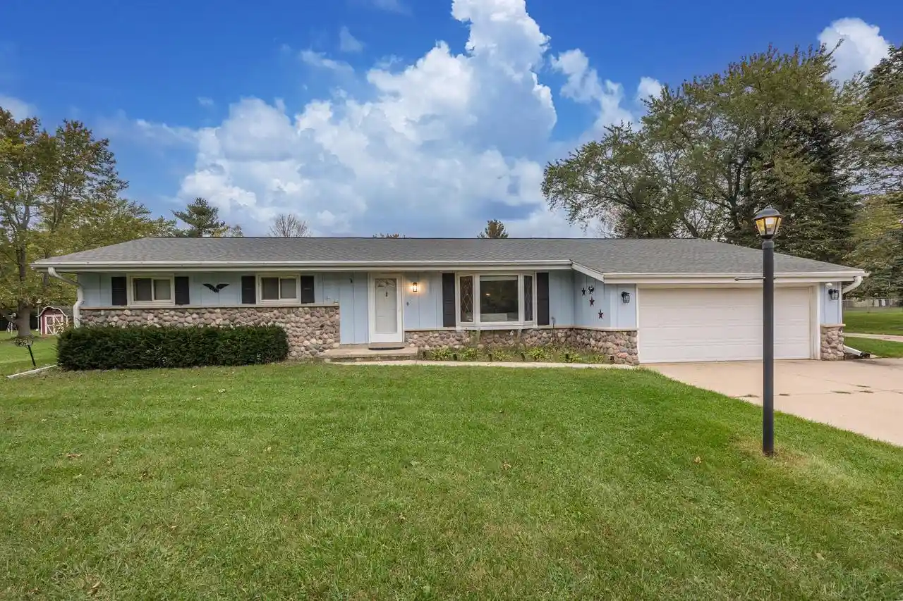 Photo 1 of Single family home for sale at S57w25392 Lois Ln, Waukesha, WI 53189 | MLS# 1985086 | Listing updated on 2026-10-23