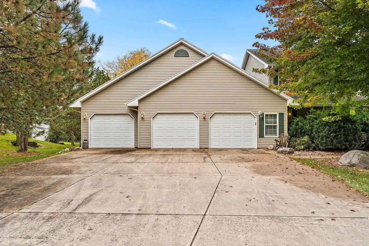 Photo 3 of Single family home for sale at 4245 S Sunburst Ln, New Franken, WI 54229 | MLS# 50334438 | Listing updated on 2026-10-19